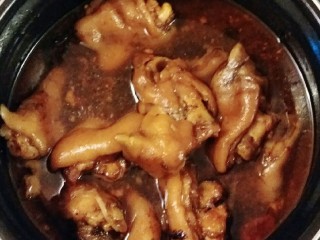 12、酱香猪蹄,换成开锅煮状态 继续煮制 收一收汤汁