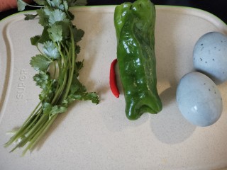 1、尖椒皮蛋,准备好材料