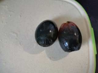 2、尖椒皮蛋,皮蛋剥皮
