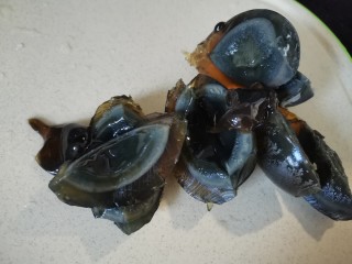 3、尖椒皮蛋,切小块