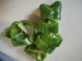 4、尖椒皮蛋,青椒切小块