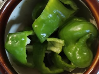5、尖椒皮蛋,一起放入蒜臼子中