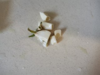 6、尖椒皮蛋,加入一点蒜到蒜臼子里，一起捣碎