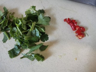 7、尖椒皮蛋,香菜和小米辣椒切碎