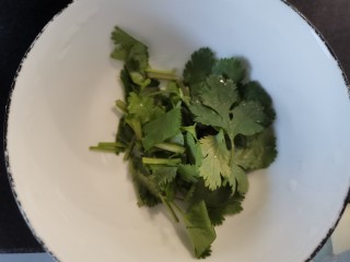 8、尖椒皮蛋,放入小碗中