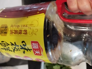 9、尖椒皮蛋,加入味极鲜