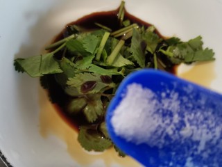 10、尖椒皮蛋,加入盐