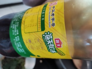 11、尖椒皮蛋,加入蚝油