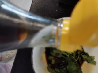 12、尖椒皮蛋,加入少量醋