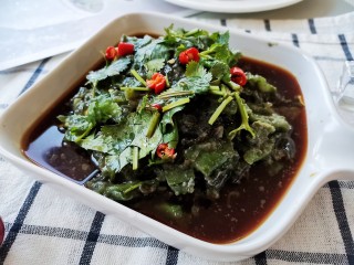 15、尖椒皮蛋,淋料不要特别多，尤其别加入水，否则捣碎的皮蛋会被稀释