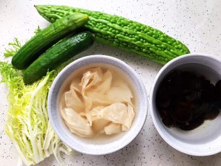 1、夏日清爽大拌菜,首先我们准备好所有食材