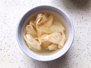 2、夏日清爽大拌菜,腐皮提前浸泡