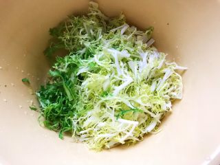 10、夏日清爽大拌菜,苦菊洗净之后切碎一点，并控干水分