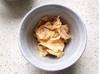 12、夏日清爽大拌菜,泡好的腐皮冲洗干净，然后轻轻挤干水分