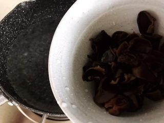 14、夏日清爽大拌菜,水开后放入木耳