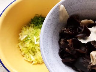 24、夏日清爽大拌菜,将木耳腐皮放入苦菊内