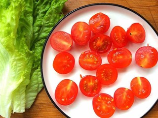 8、鸡脯肉沙拉三明治,圣女果切两半,生菜控干水分,