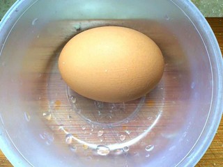 9、鸡脯肉沙拉三明治,取一个鸡蛋。