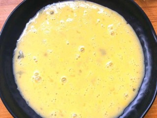 10、鸡脯肉沙拉三明治,打成蛋液备用