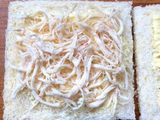 13、鸡脯肉沙拉三明治,放上鸡丝