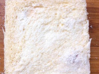 15、鸡脯肉沙拉三明治,在放上另一片土司,压一下