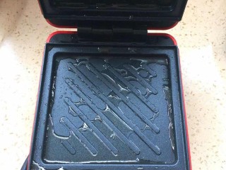 17、鸡脯肉沙拉三明治,机子预热好上下盘都刷上玉米油