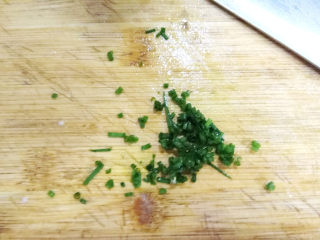 4、脆皮鱼丸,香葱洗净，切碎。