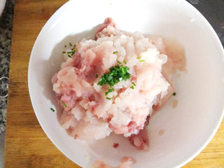 6、脆皮鱼丸,将刮下的鱼糜放入大碗中，加入香葱末。