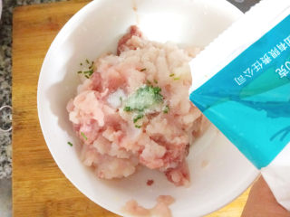 7、脆皮鱼丸,再加入适量盐。