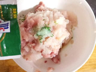 9、脆皮鱼丸,再倒入一点的胡椒粉。胡椒粉不要省略，可以提味，非常香。