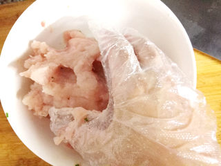 11、脆皮鱼丸,戴上一次性手套，抓起鱼糜摔打几下。使其起筋，口感更好。