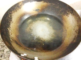 12、脆皮鱼丸,锅中加入清水，煮至边缘开始冒泡，转小火。