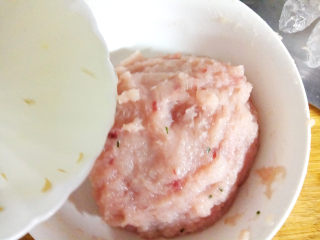 10、脆皮鱼丸,倒入姜蒜水，搅拌均匀。