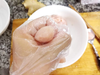 13、脆皮鱼丸,抓起一点点鱼糜，借助手部虎口挤出鱼丸。