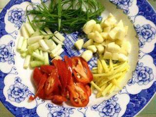 2、红烧鱼块,准备好的配料洗干净切好。