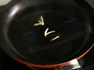 3、红烧鱼块,锅里放油在放姜丝爆香。