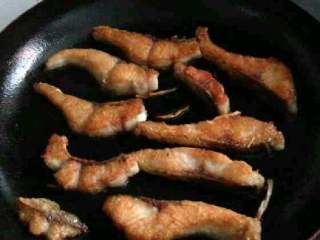 5、红烧鱼块,炸成焦黄。