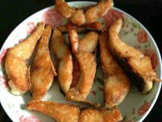 6、红烧鱼块,炸好后盛出。