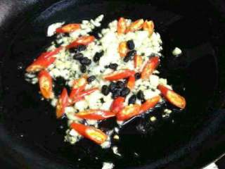 7、红烧鱼块,锅里炸鱼的油把姜，蒜辣椒放进去爆香。