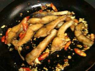 9、红烧鱼块,在把炸好的鱼块倒进去。