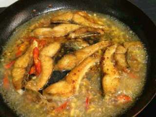 10、红烧鱼块,调制一点水水淀粉勾欠。