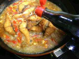 11、红烧鱼块,在加适量老抽上色。