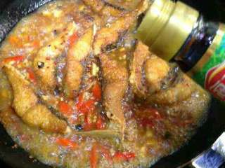 12、红烧鱼块,加适量生抽和盐调味，等汤汁收干就行了。