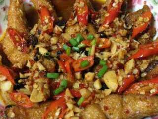 13、红烧鱼块,好了盛出撒上葱花。