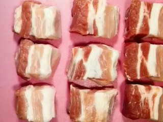1、红烧肉,准备带皮五花肉洗净切成块