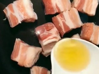 2、红烧肉,凉水下锅加料酒煮出血沫