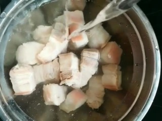 3、红烧肉,捞出清洗干净控水