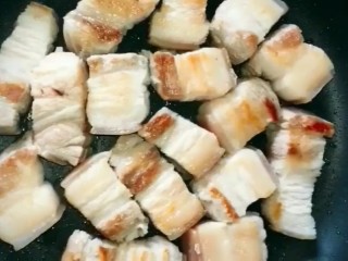 4、红烧肉,锅不放油放入五花肉，小火慢煎煎出多余的油脂，然后捞出备用