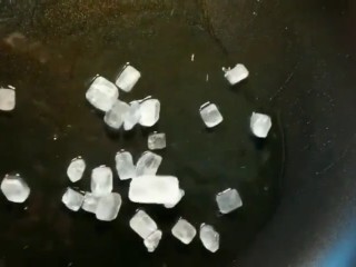 5、红烧肉,再烧油放入冰糖小火慢熬