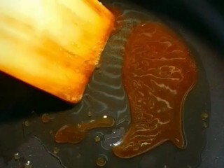 6、红烧肉,熬至枣红色